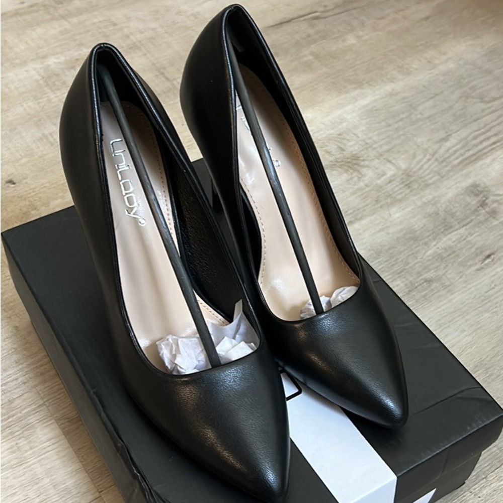 BRAND NEW - Black close toed heels